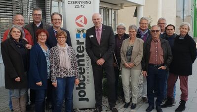 Die Kreistagsfraktion mit JobCenter-Geschäftsführer Norbert Höscher (Mitte)