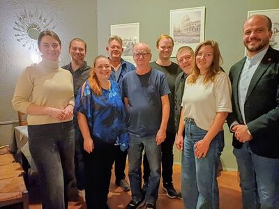 Der neue Vorstand zusammen mit der Kreisvorsitzenden Xenia Rösch (l.) und Generalsekretär Jan-Peter Röderer (r.).