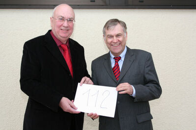 Zwei zufriedene Akteure: Helmut Beck mit Jugendamtsleiter Roland Schulz (r.)